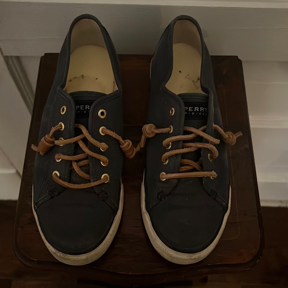 Sperry women crest vibe sneaker in navy. Size 8